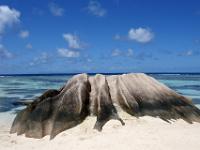 Zerfurchter Fels am Strand Anse Source d'Argent - La Digue